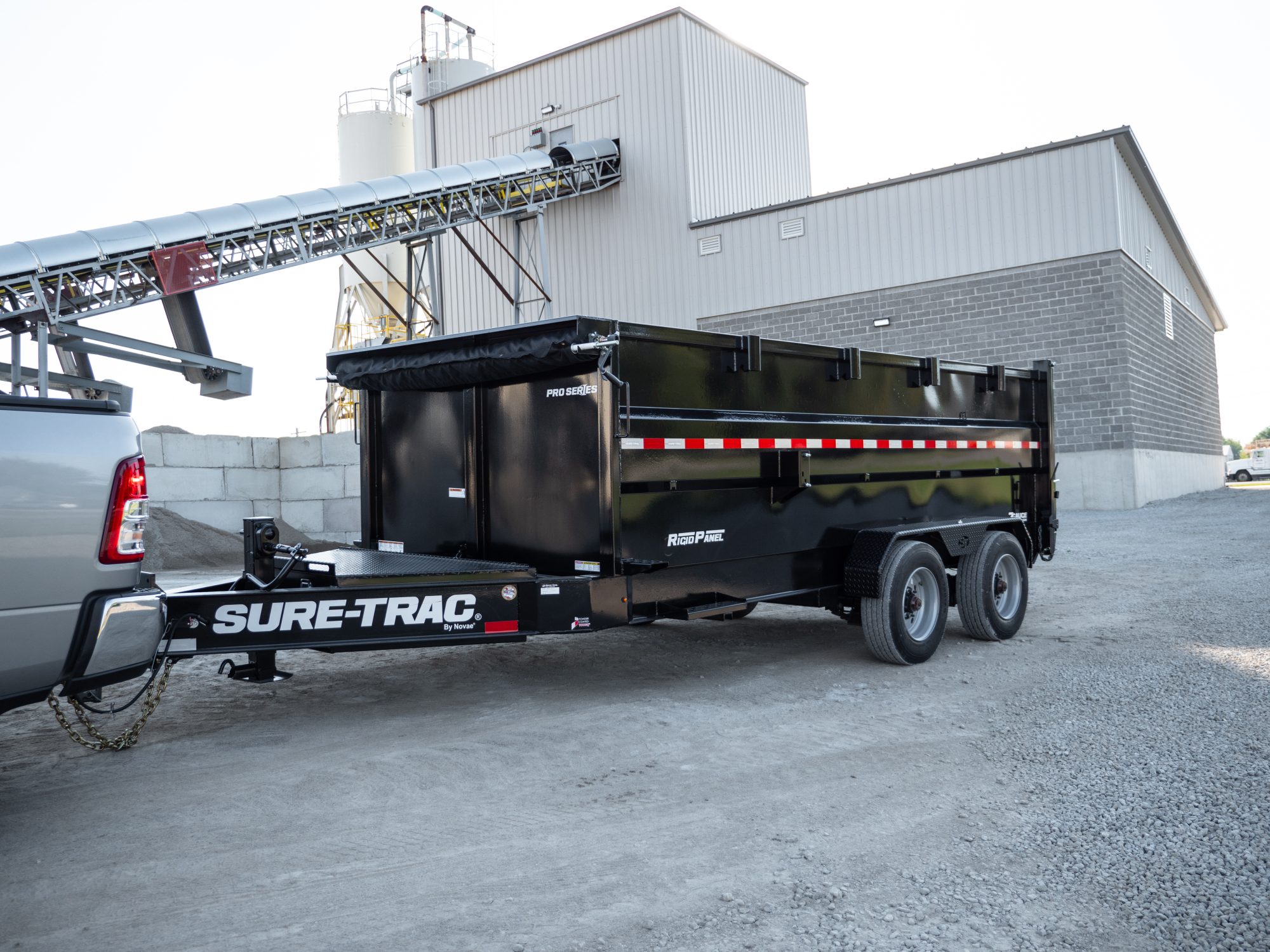 Sure-Trac | Products | Trailers | Featured Image | 2023_ProSeriesSuperDutyDump_Lifestyle-02