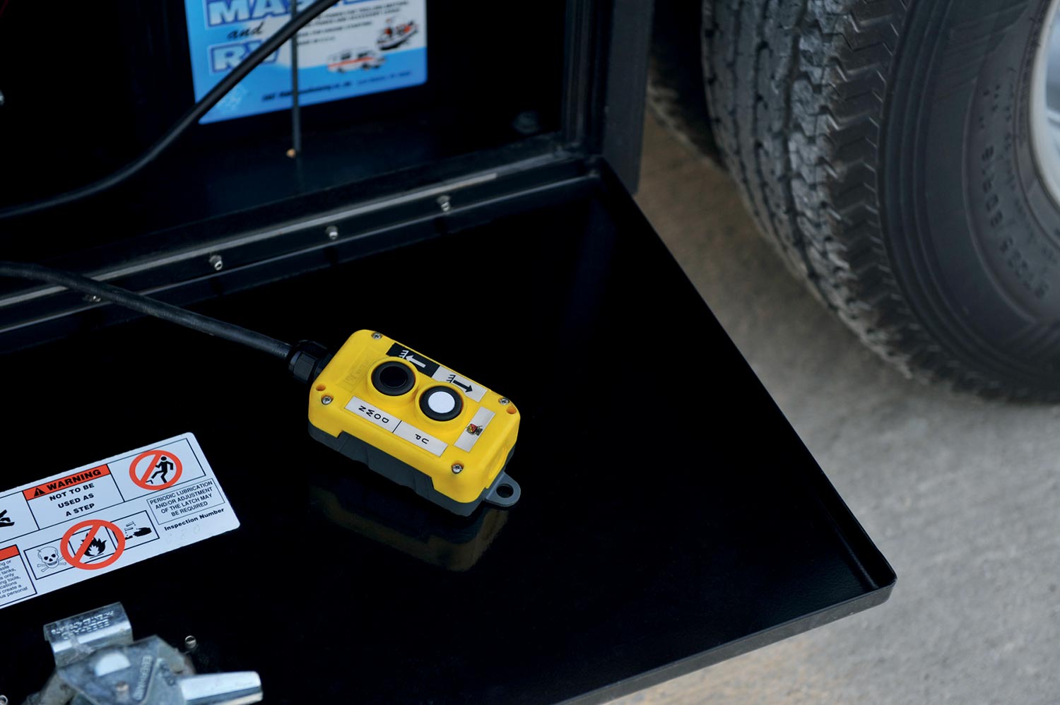 zoomed in view of the pump on the heavy duty low profile hydraulic beavertail deckover trailer